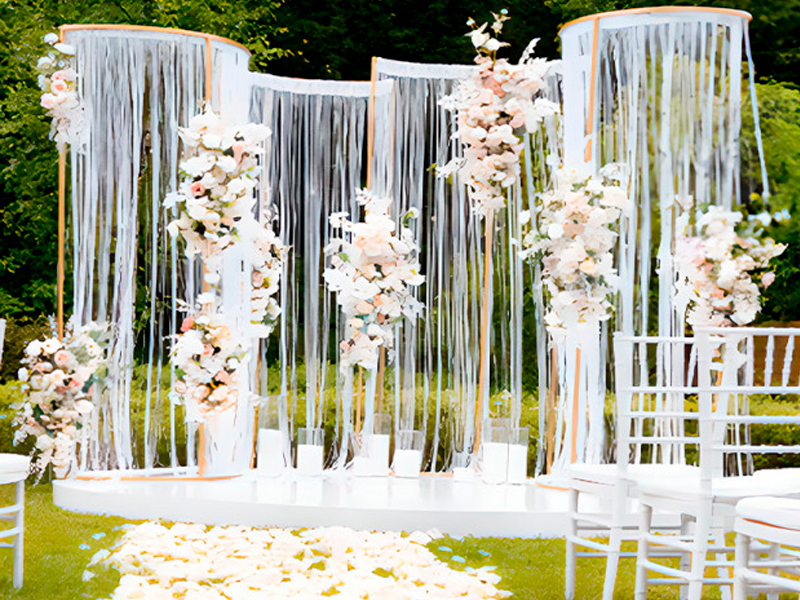 10+ креативных идей для украшения свадебной арки шелковыми цветами в 2021 году